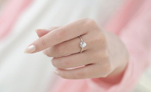 结婚戒指女的戴哪只手 女孩戒指的戴法和意义