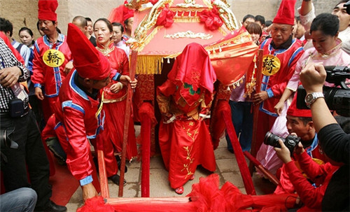济南结婚风俗有哪些 中式婚礼必备习俗_婚嫁习