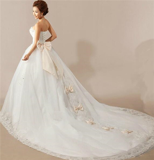 韩版婚纱礼服有哪些特色 如何挑选韩版婚纱