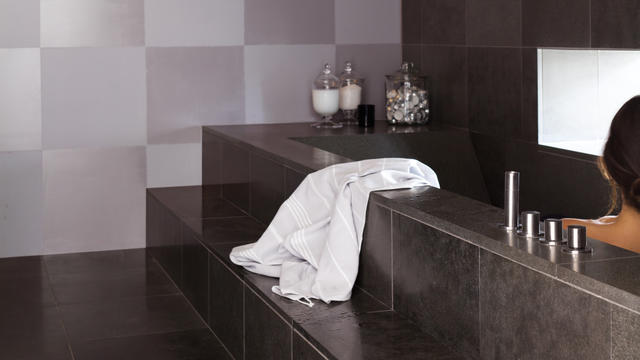 灰色是时下颇受欢迎的浴室装修色彩。从淡淡的鸽灰，到深色石板灰，各种灰色调可轻松为您的装修方案注入几分繁复奢华感。