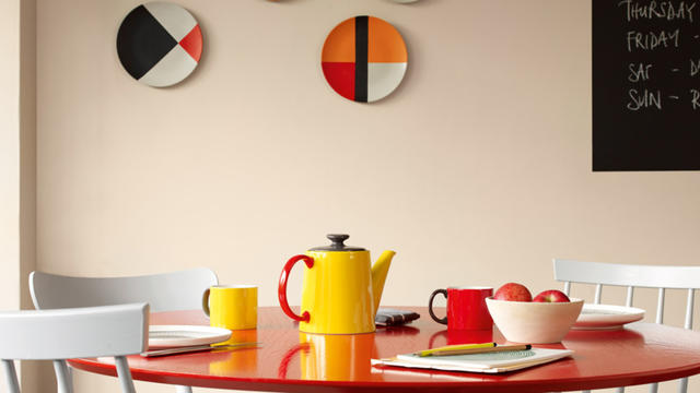 色彩鲜艳的面包机、水壶或者陶器餐具，可令厨房趣味盎然、层次感十足。