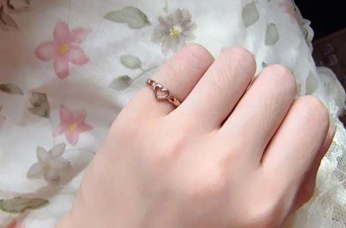女人戒指戴哪只手戒指的戴法和含义