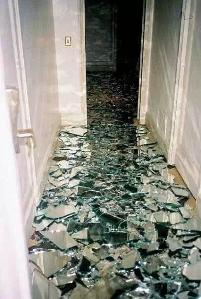 满地的碎玻璃渣,装这样的3d地板,小博表示再也不敢进家门.