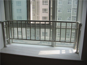 阳台飘窗护栏有必要安装吗  飘窗护栏用什么材质好
