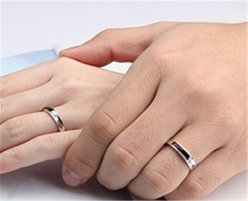 戒指应该戴在哪个手上 男女戒指戴法的不同讲究