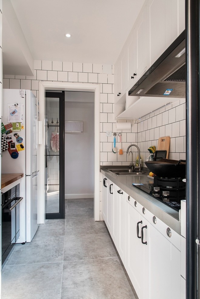 厨房是生活品质最直接的体现,交错铺贴的白瓷砖尽显北欧气息.