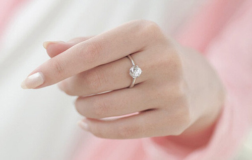 女性右手中指戴戒指什么意思买戒指要考虑哪几点