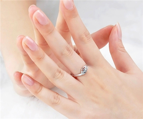 女性右手中指戴戒指什么意思买戒指要考虑哪几点