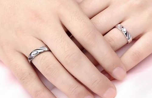 男女婚戒戴哪只手戴戒指的两种浪漫说法你喜欢吗