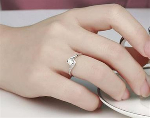 钻戒带中指是什么意思戒指戴在中指有什么好处