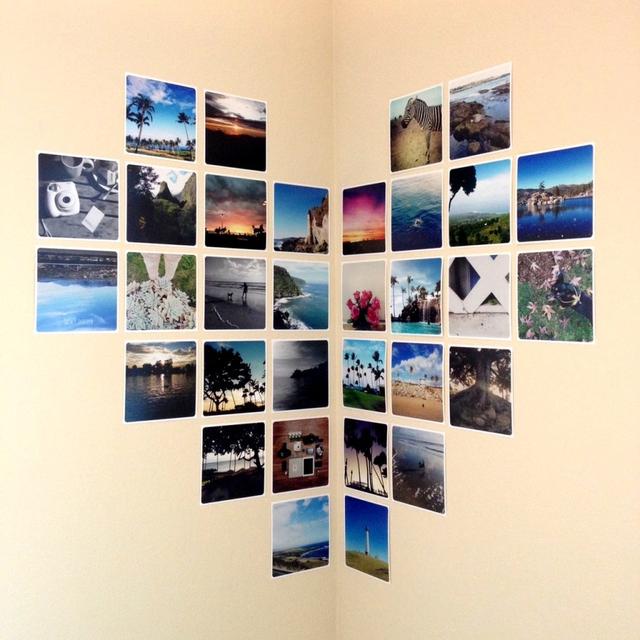 有时放在一张硬纸或帆布或钢丝挂贴在墙上的照片.