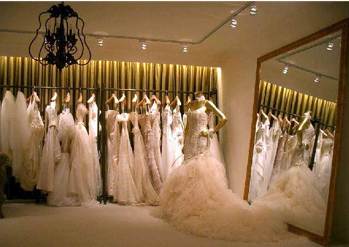 然而,想要购买到性价比高的婚纱礼服,就要选择一个合适的婚纱实体店.