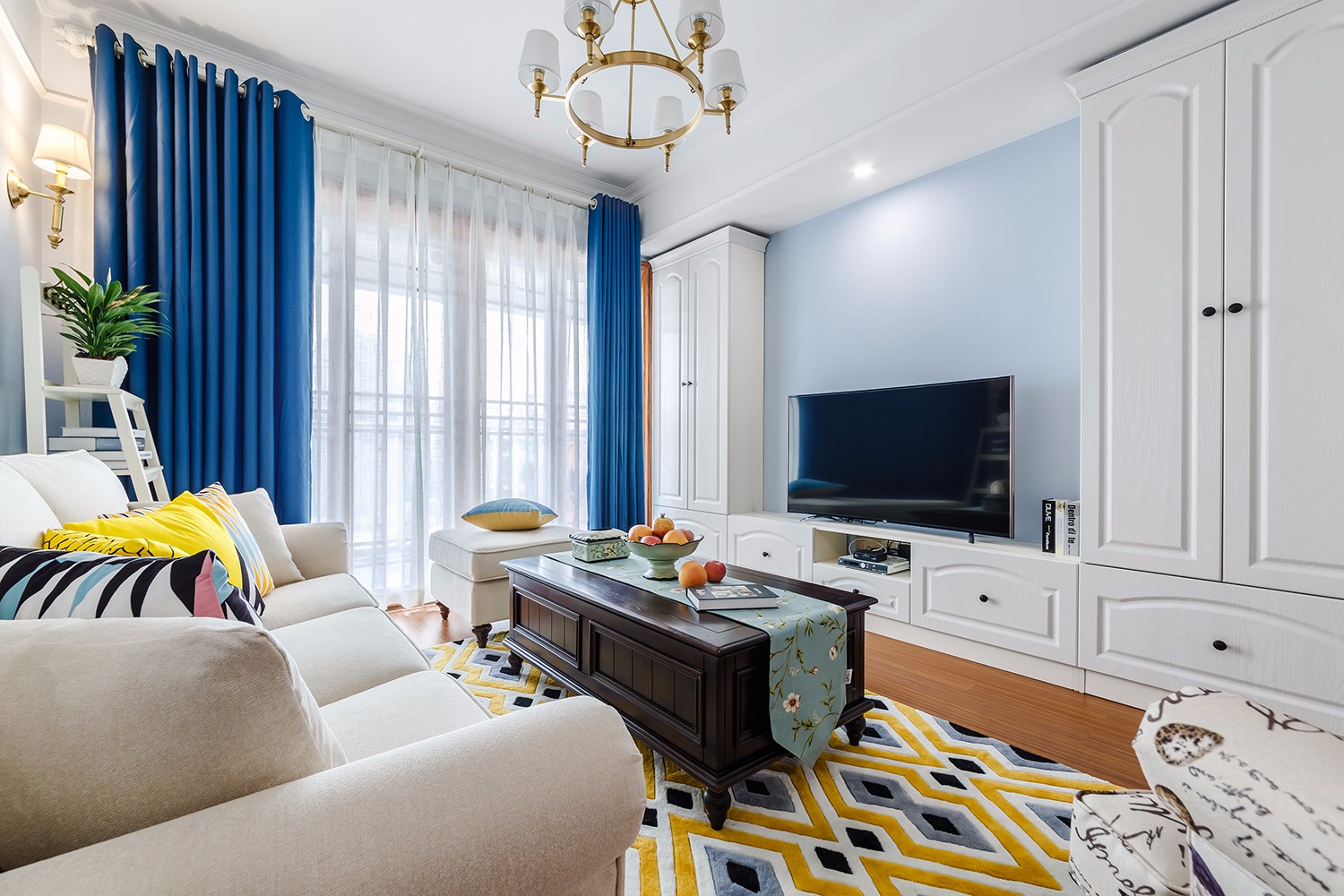 二居室装修,80平米装修,10-15万装修,客厅,美式风格,窗帘,茶几,电视背景墙,蓝色,白色