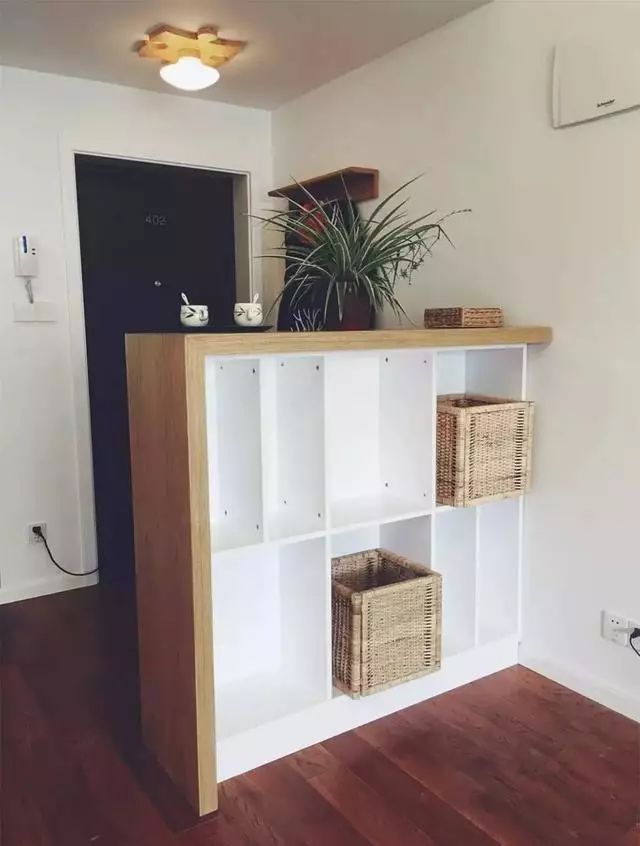把鞋柜做成隔断,正对入户门,这样隔断,鞋子收纳就都有了.