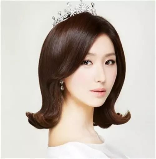 那新娘最美了(微信号:zmxinniang)为您介绍当前婚礼流行服装选择、婚纱摄影、婚礼习俗、结婚那些大小事儿! 短发造型有个性,在设计新娘造型时也比较简单,但是很多短发的新娘会烦恼不懂要设计什么造型。短发造型多种多样,那么短发做什么造型好看呢?下面一起来看看新娘短发发型吧! 很多新娘都比较偏爱长发造型,其实,新娘短发发型也挺好看的,短发比长发更容易打造造型,而且气场十足。打造短发新娘造型时不一定要染色,黑色自然,并且显得新娘更加高贵的气质,如果新娘们也喜欢这种造型的话,不妨可以尝试下哦。 相比长发
