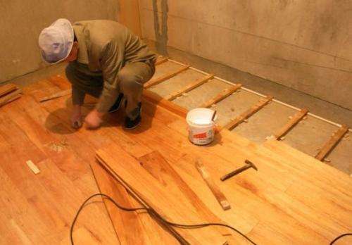 如何正确铺设复合木地板，安装木地板步骤