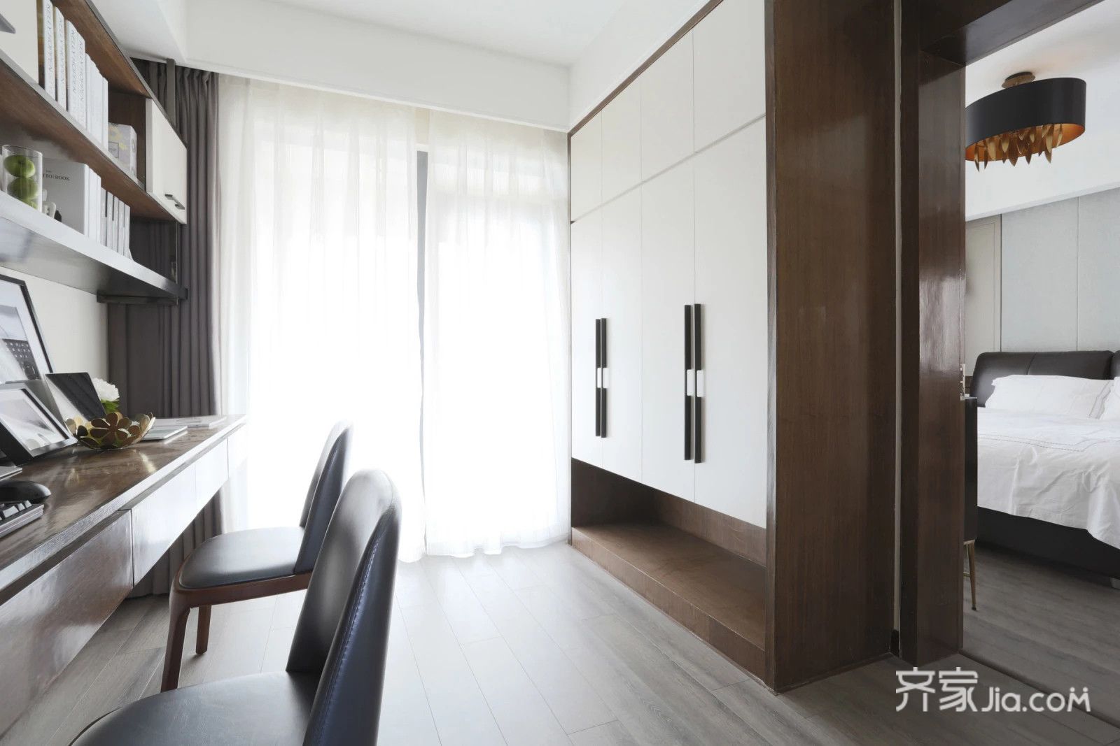书房和主卧做成套房关系,这样使喜静的屋主有独立的工作空间,长书桌能