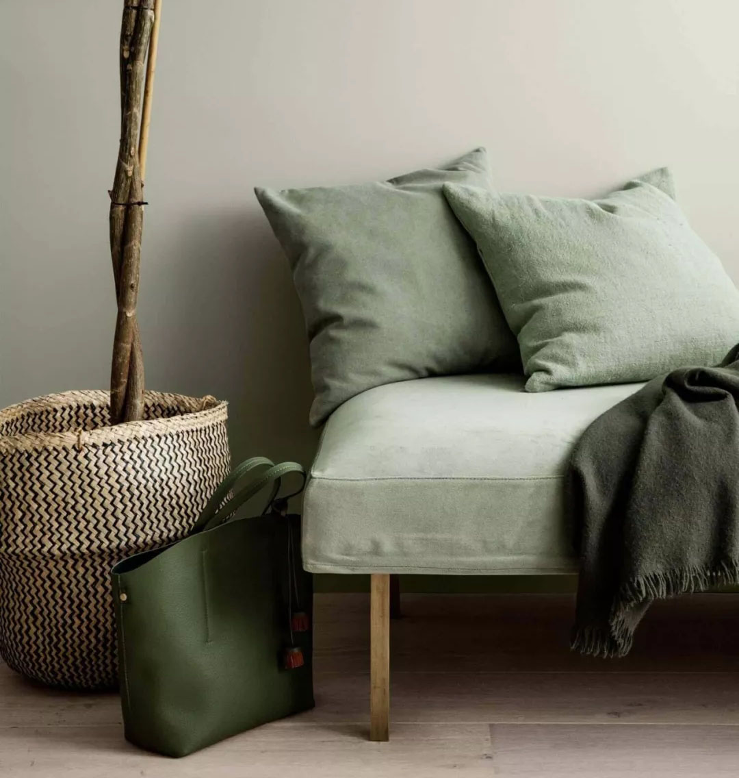 抱枕和坐凳的草绿,以及托特包的深绿,毯子的橄榄绿,(甚至带点灰绿的