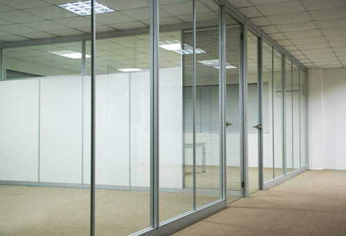高隔间玻璃隔断优缺点 常见隔断材质有哪些