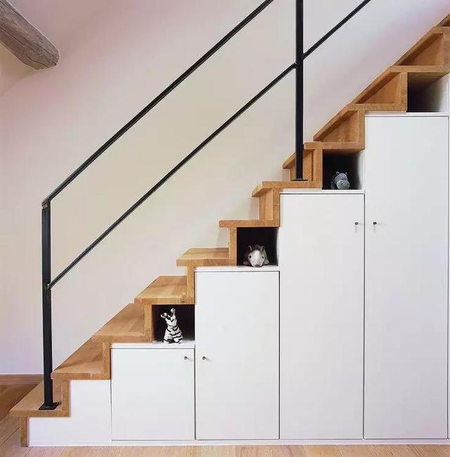 如果你喜欢立面比较 统一干净 的样式,也可以让 无拉手的柜子和楼梯
