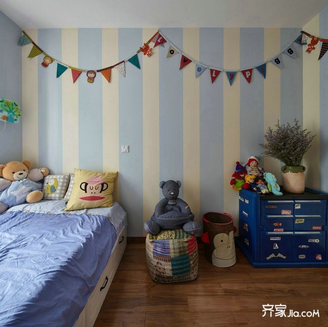 儿童房黄蓝相间的壁纸和蓝色衣柜空间显得格外活剥