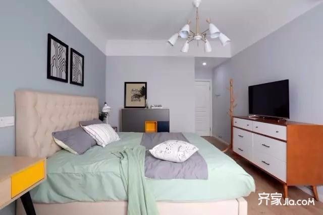 灰色系墙面,搭配卡其色的软包床头,绿色的床品,感觉很小清新.