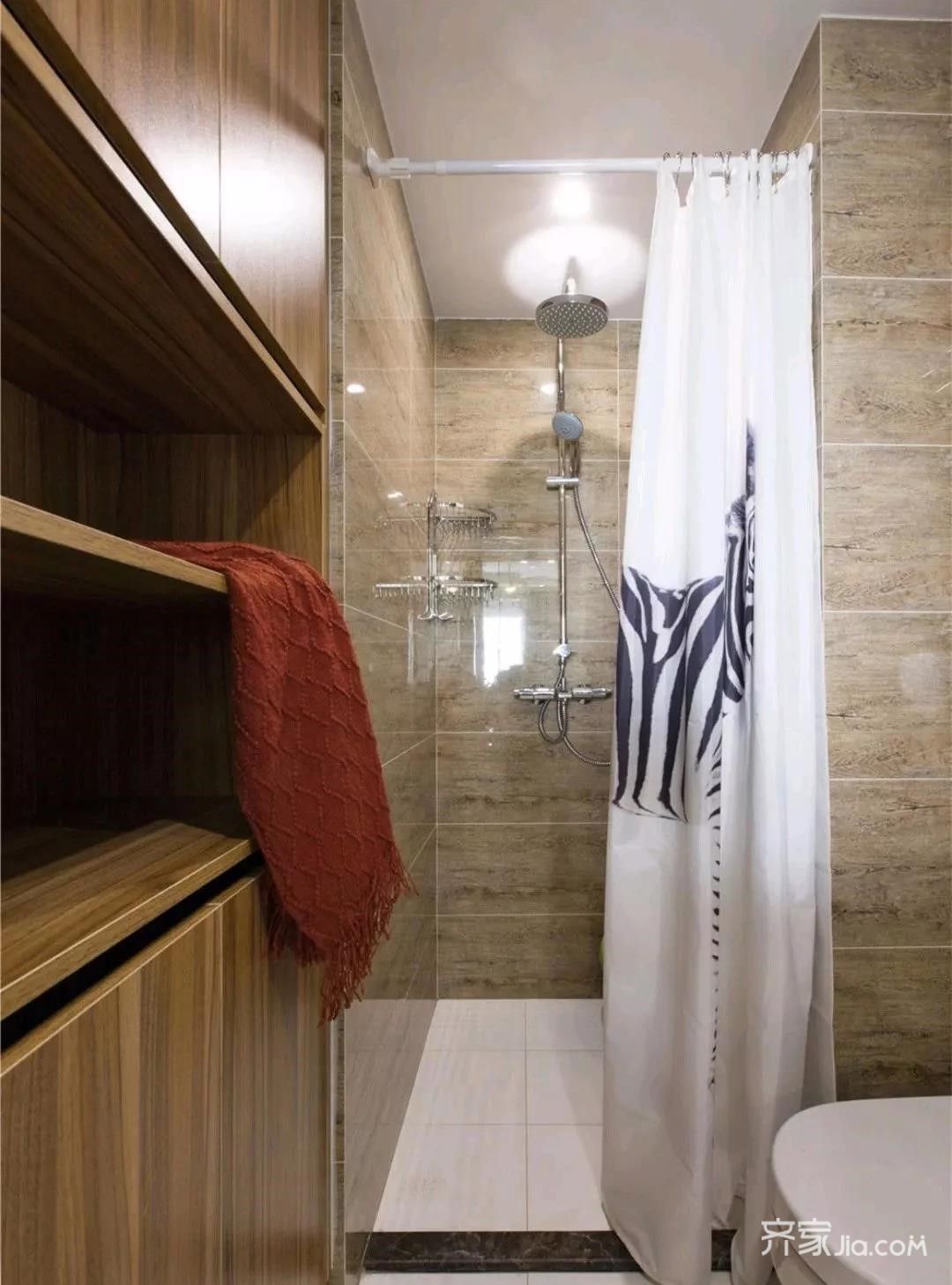 小小的卫生间,浴帘让干湿分离,保证了卫生间的干净整洁