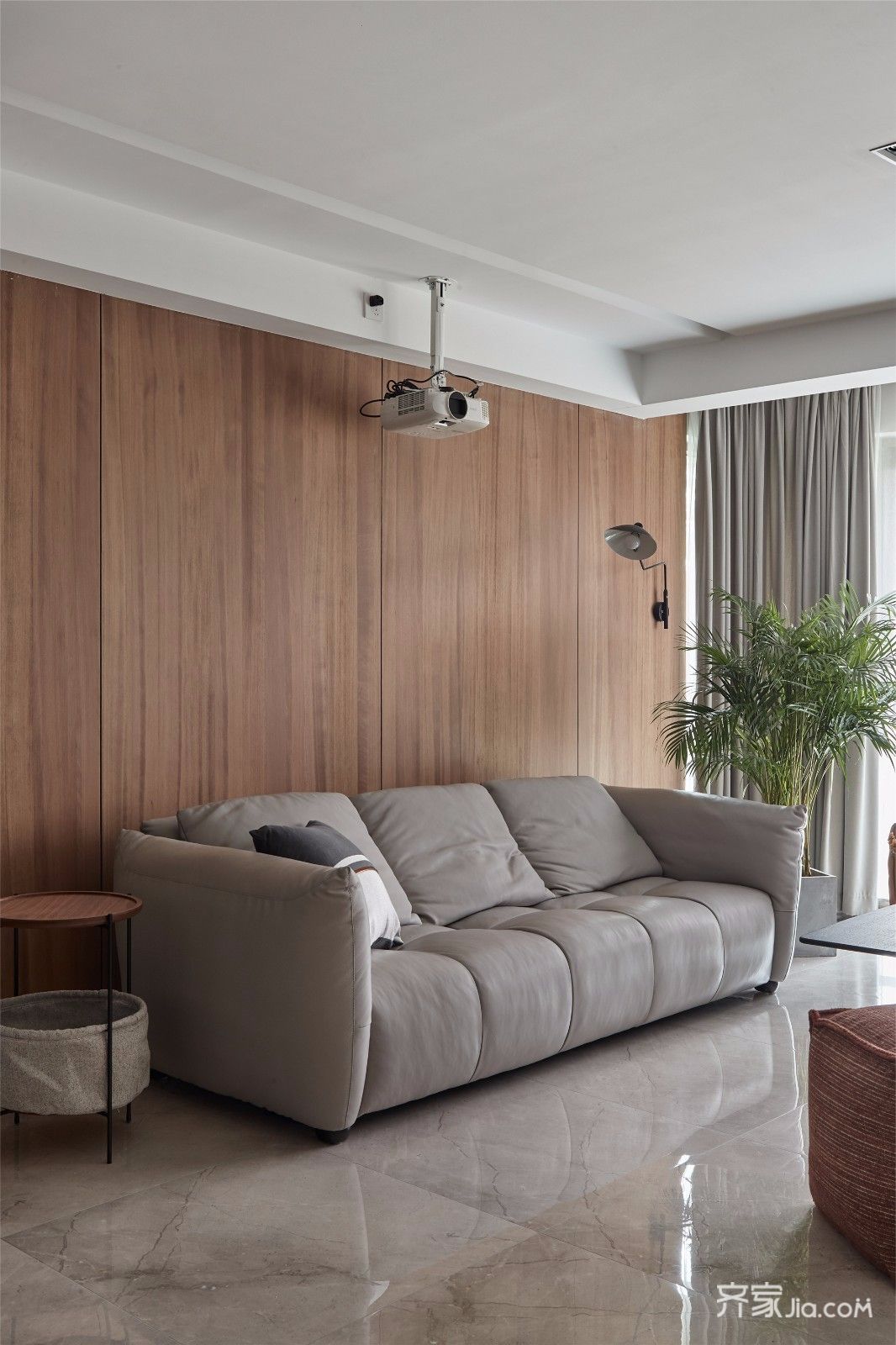 一整面木饰面作沙发背景墙,温暖柔和,与一旁的橘色沙发也有所