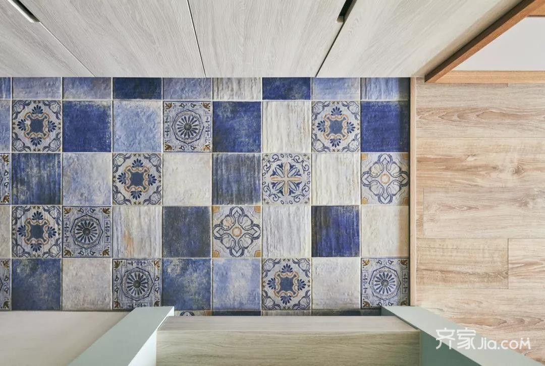 蓝色主调的地面花砖,带来了独特优雅的视觉体验.