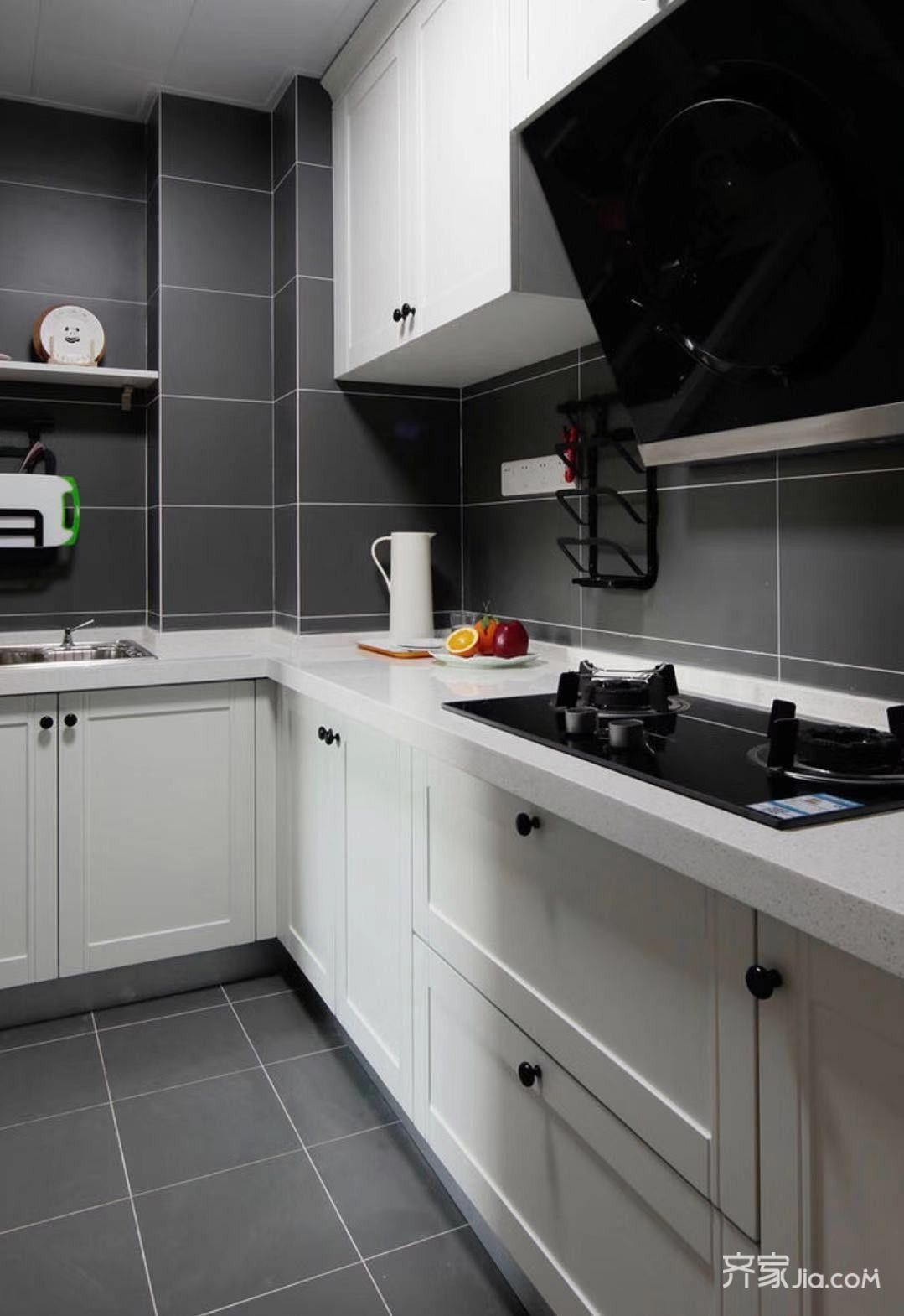 厨房设计的很简洁干净,左边地柜是推了洗手间墙增加的厨房台面.