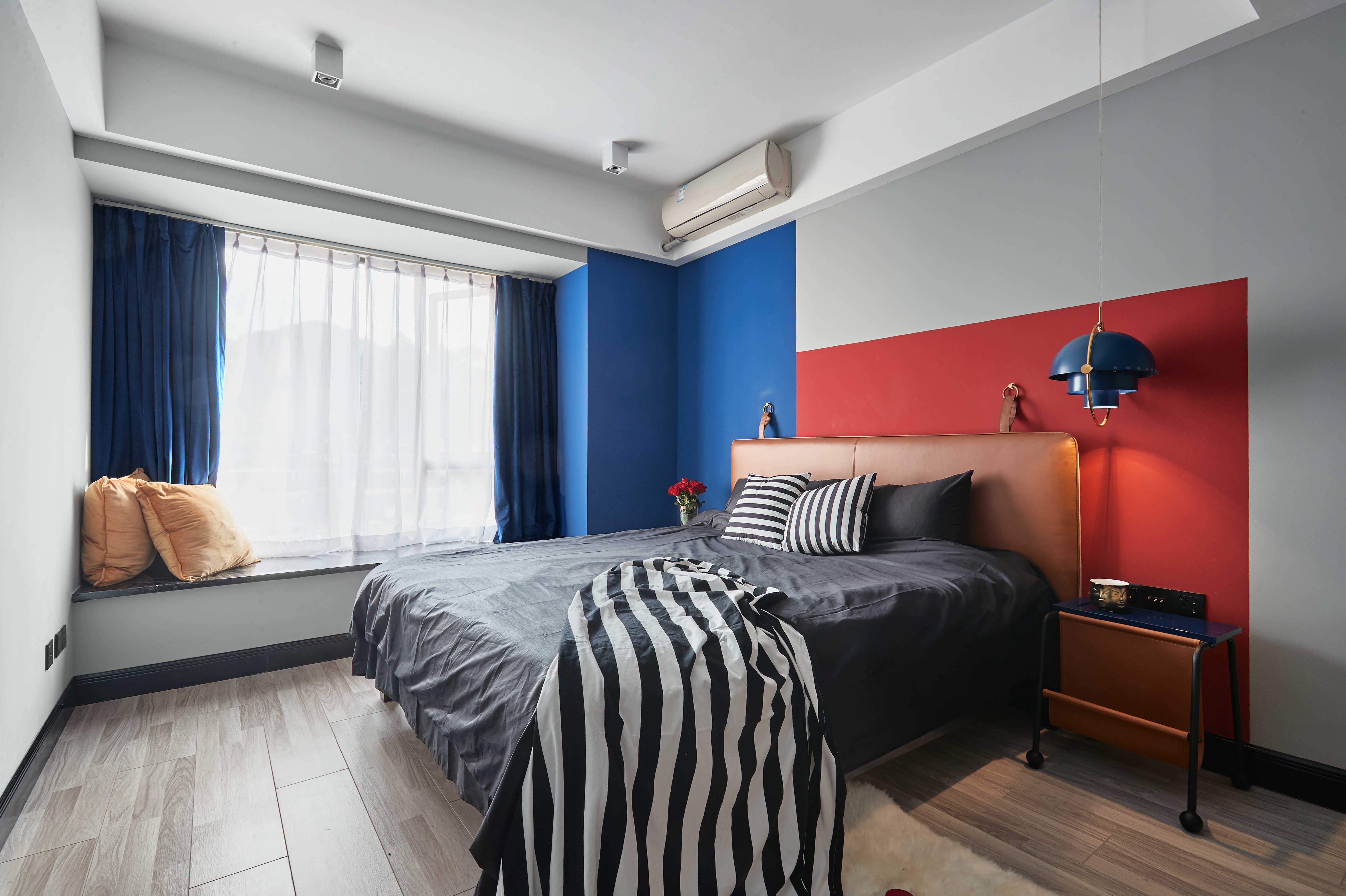 二居室装修,15-20万装修,90平米装修,混搭风格,卧室,卧室背景墙,蓝色,红色