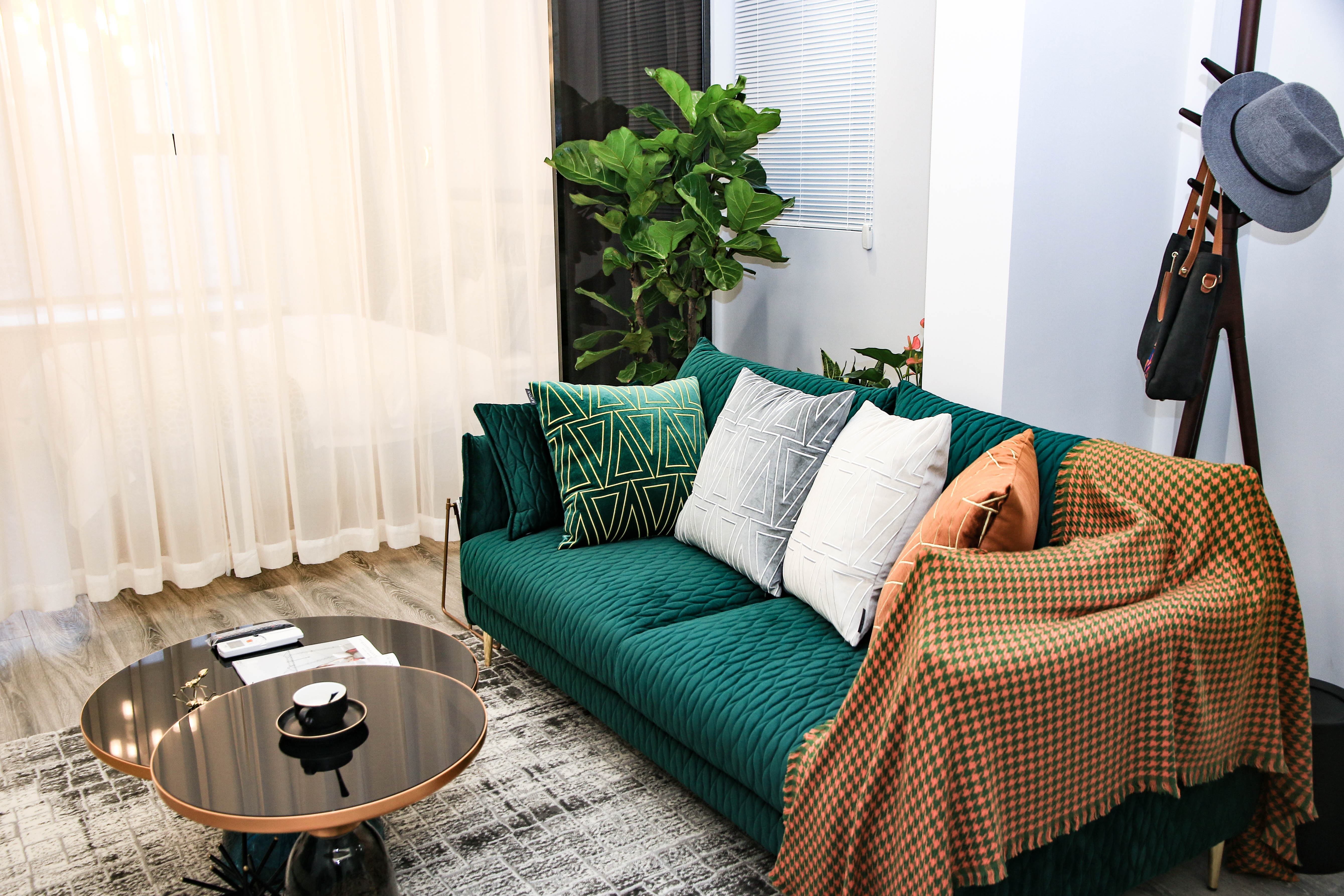 现代轻奢一居室装修沙发设计图
