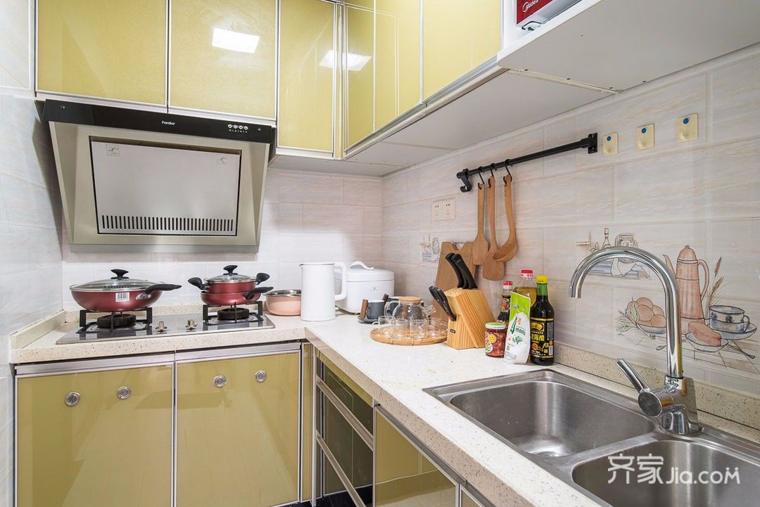 金色晶钢门橱柜,搭配浅色木纹砖,整体厨房干净清爽.