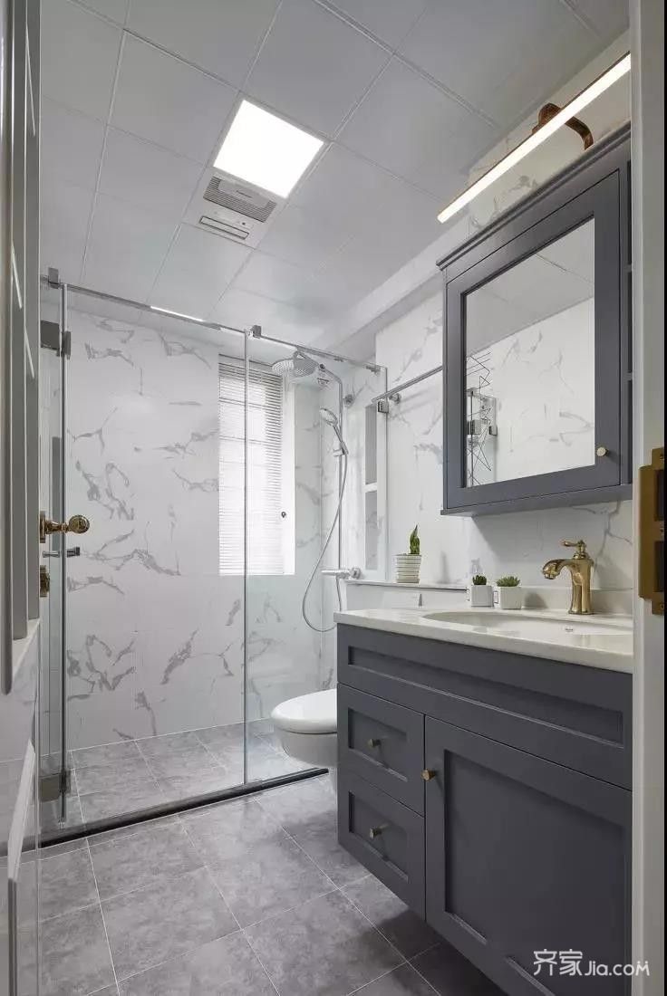白色的墙面砖,灰色的地面砖,搭配灰蓝色的浴室柜,看起来也是十分的