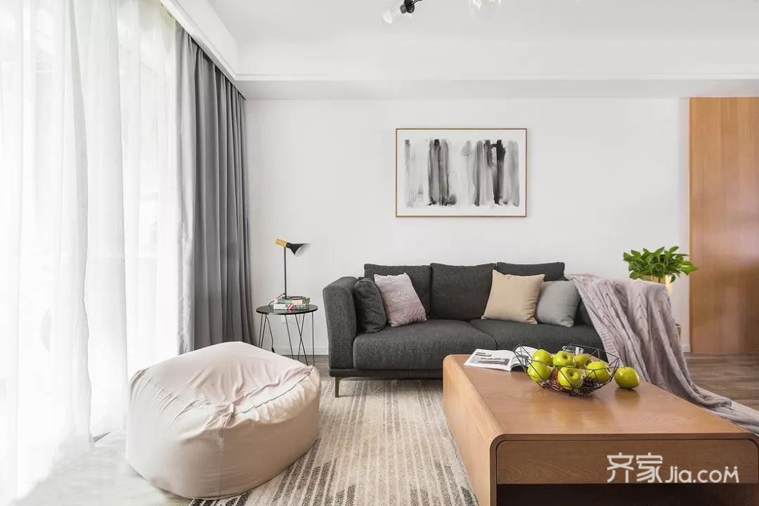深灰色沙发上摆放几只浅色抱枕,让色彩更具层次感.