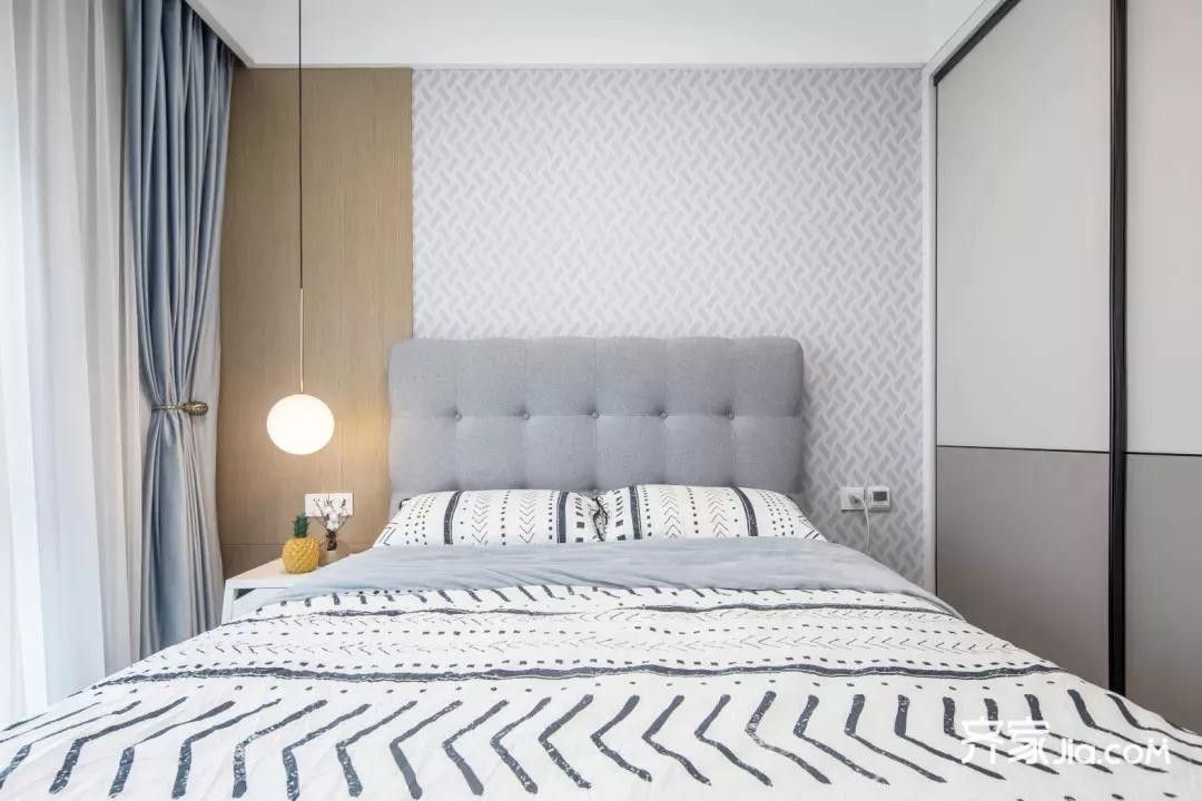 床头背景墙采用了木饰面 壁纸的非对称设计