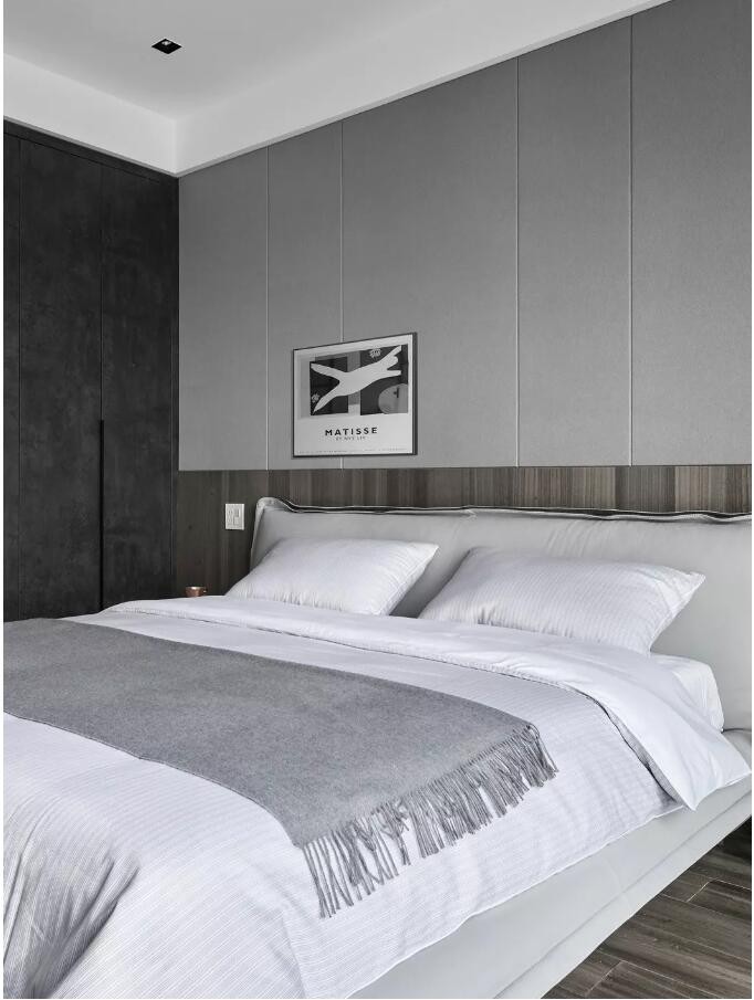 主卧的床头背景使用护墙板和硬包的结合,增加空间的层次感.