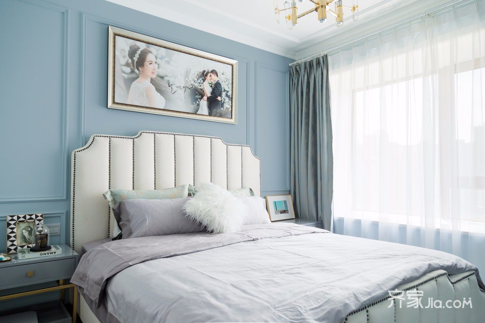 无锡装修案例 雾霾蓝打造美式轻奢风   雾霾蓝墙体与白色床头搭配,让