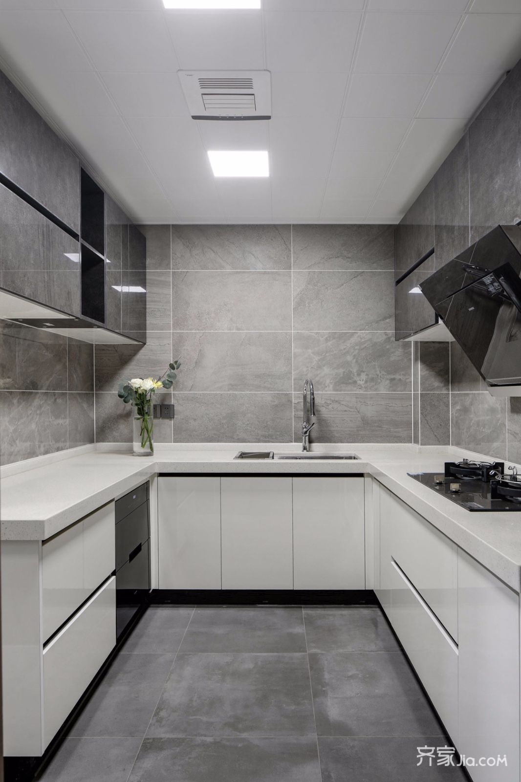 厨房白色的橱柜,搭配灰色的吊柜,带来的是一个简约时尚的烹饪体验.