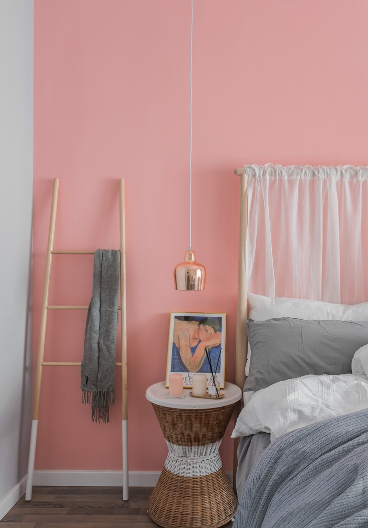 床头背景用粉色乳胶漆点缀,粉色背景墙搭配上原木色简约舒适