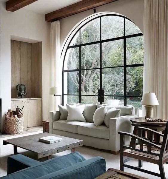 弧形窗户增加了室内采光,弧度设计让房间看起来美观.