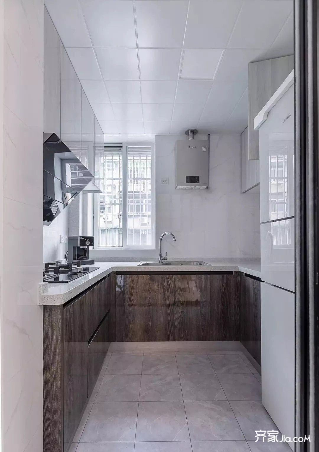 u型厨房,利用浅色作基调,放大视觉,浅木灰色的橱柜搭配浅灰色地砖