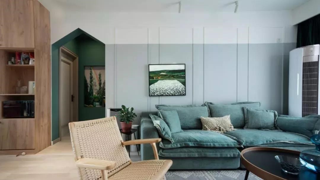 绿色的沙发搭配深浅不一的雾霾蓝墙面,色调相当和谐.
