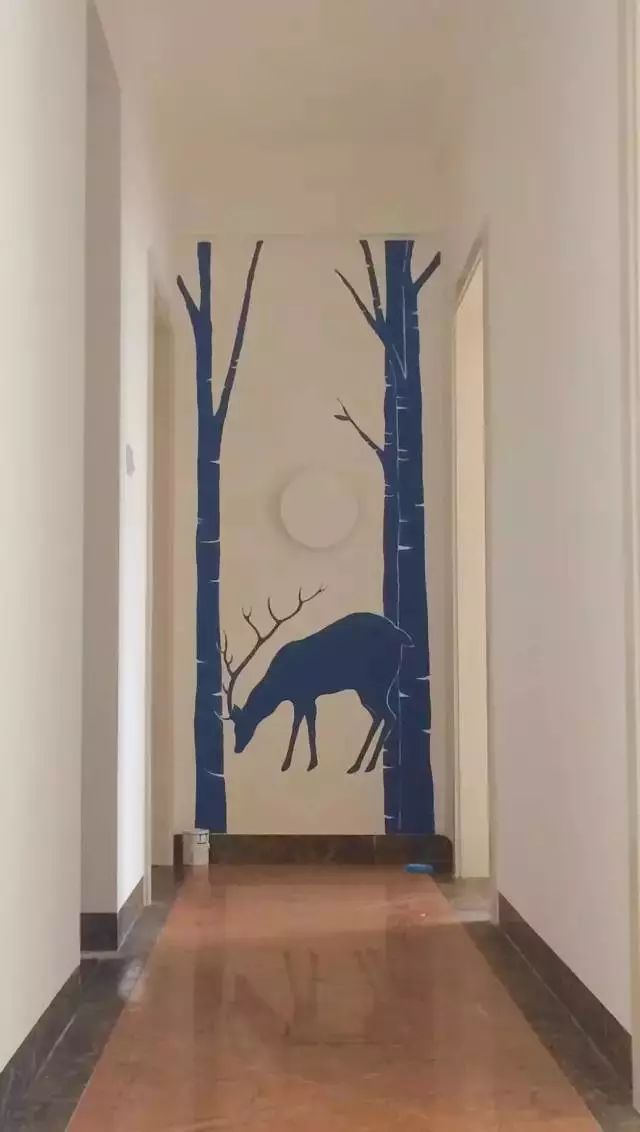和挂画比较类似的就是墙绘,墙贴,把整面墙的空间都用起来,大面积的