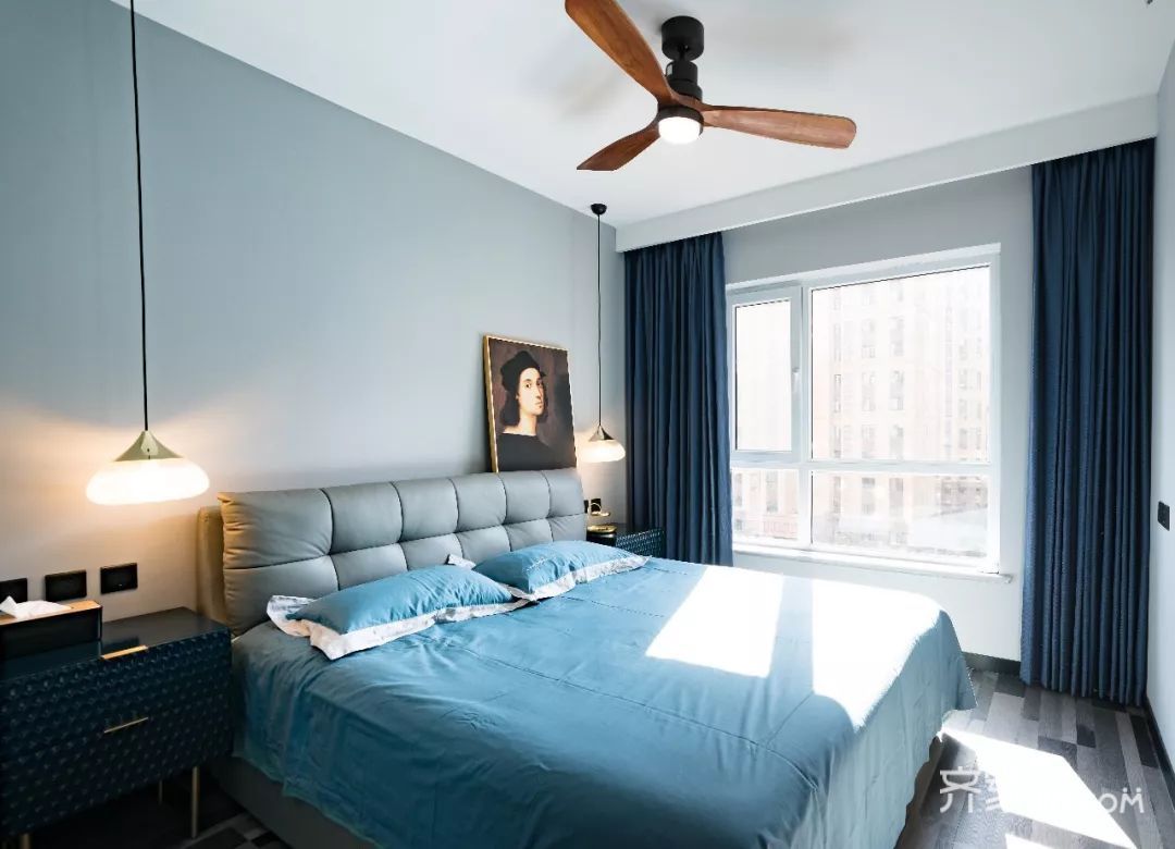 客厅背后的卧室,是明亮的蓝色系空间,床头背景墙面的雾霾蓝饱和度低