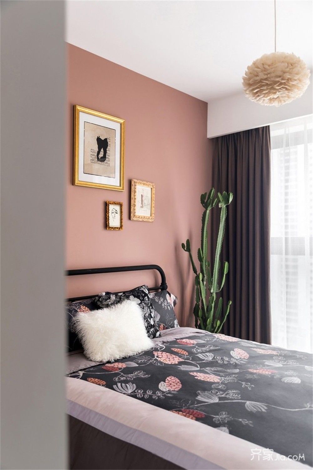 将业主想要的色彩变化也带入卧室里面,设计师选择的暖色更有助于休息.
