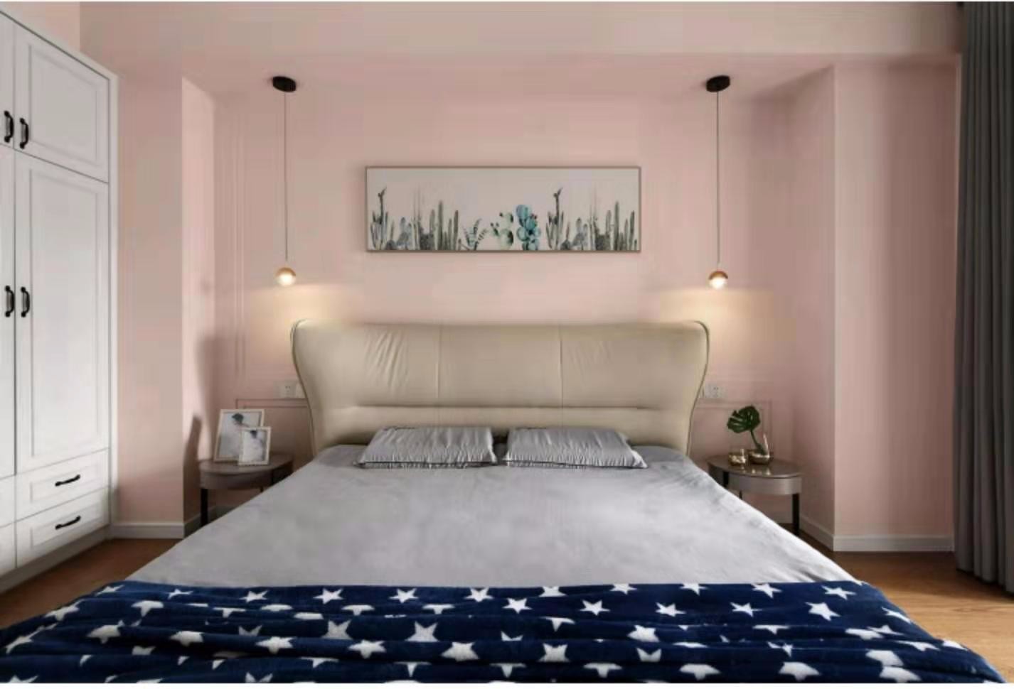卧室饱和度低的藕粉色墙面,配上暖色系的灯光映衬,增加卧室的温度恰到