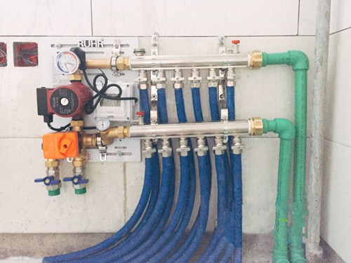 地暖供水和回水的原理就是:通过散热器的单管串联相交和三通环路相交