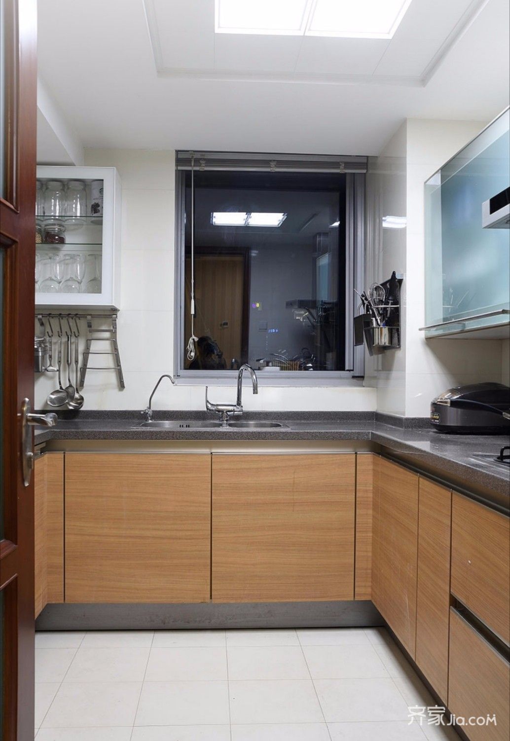 原木色的橱柜搭配白色的瓷砖,让人一走进厨房就有种舒适的感觉