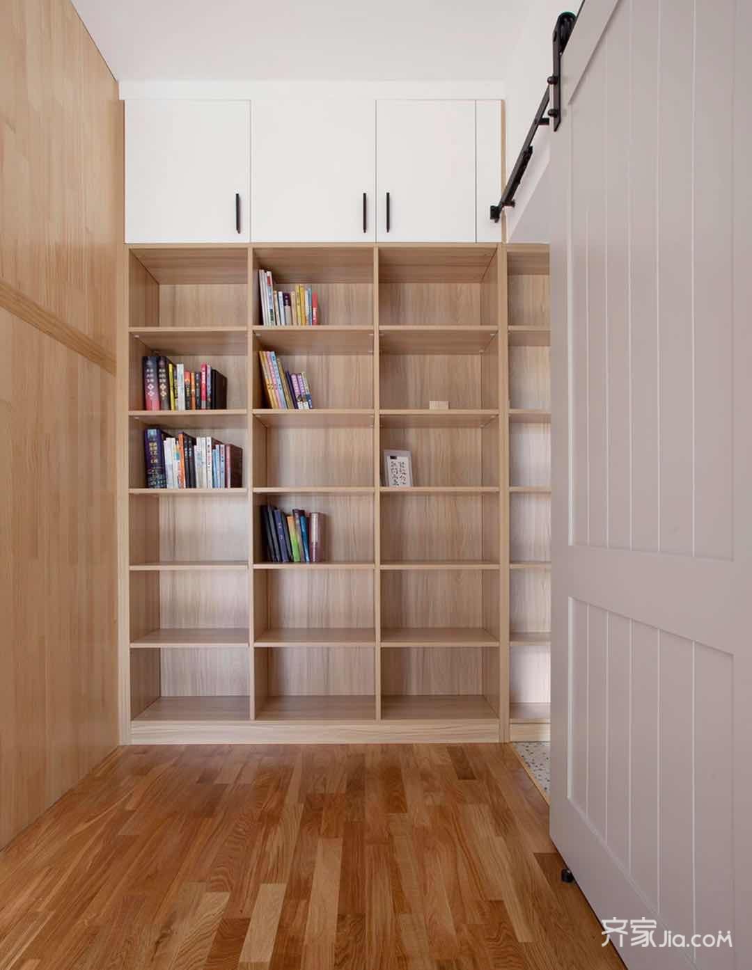 书架的设计与门洞齐高,视觉上也不会有压抑感,然后柜门通顶用来储物
